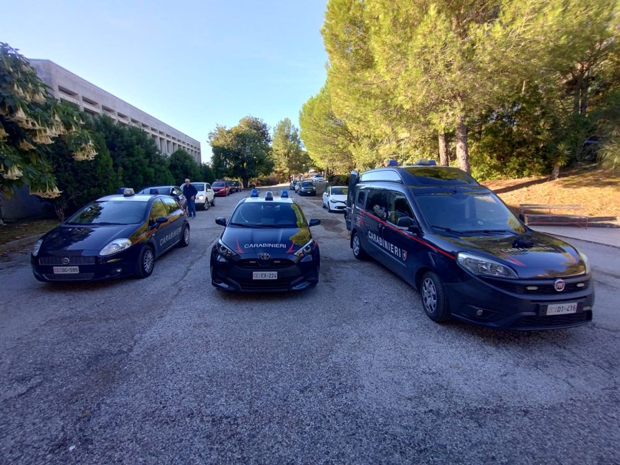 Osimo, controlli dei carabinieri con i cani antidroga davanti alle scuole