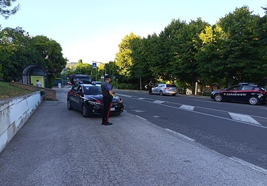 Recanati. Lite fuori da un locale, punta una pistola senza tappo rosso contro un coetaneo: denunciato un 19enne