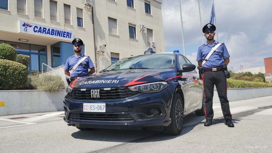 Molesta i clienti di un bar e aggredisce i carabinieri a Morrovalle; lite con coltello a Civitanova: due denunce
