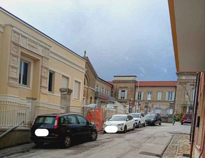 Recanati, Casa della Comunità ferma a metà nell’ex ospedale. I residenti: “Cantiere da oltre due anni e parcheggi spariti, chiediamo trasparenza” Cantiere e sosta nei pressi dell’ex ospedale di Recanati