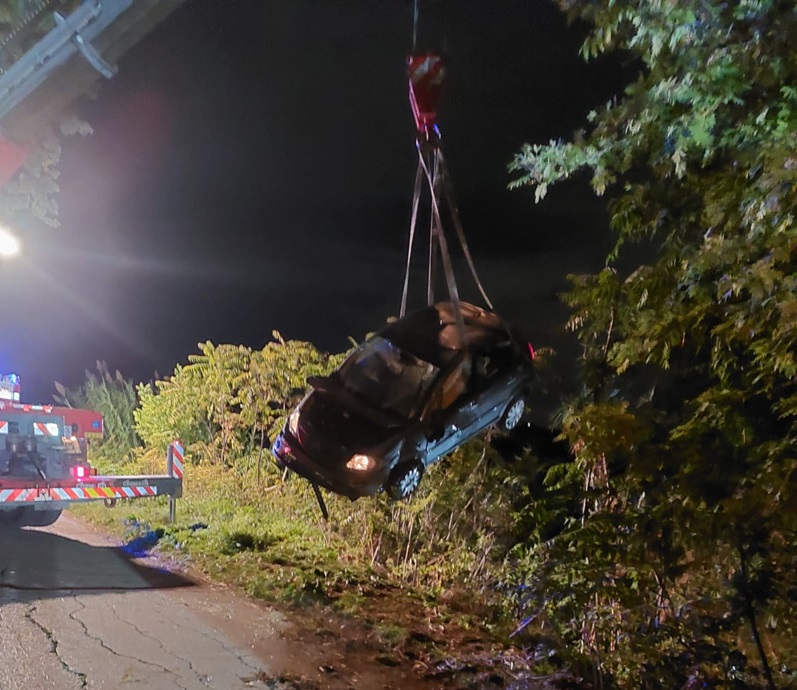 Recanati, scontro tra due auto in via Cava dei Vasari: una Citroen finisce nella scarpata Recupero della Citroen C3 finita nella scarpata in via Cava dei Vasari
