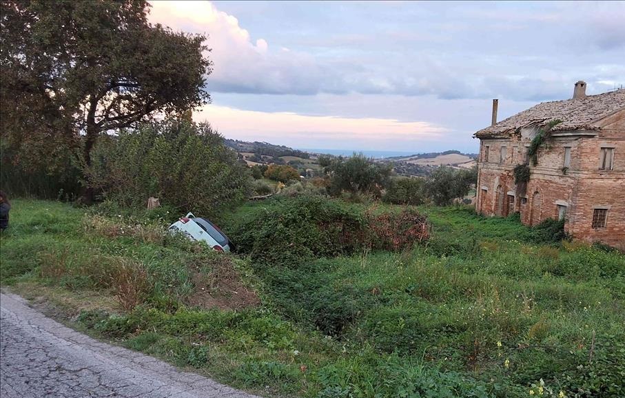 Recanati. Gli tagliano la strada, finisce nel fossato. L’altra auto se ne va, rintracciata dalle telecamere