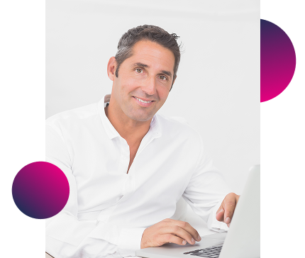 Hombre en el ordenador