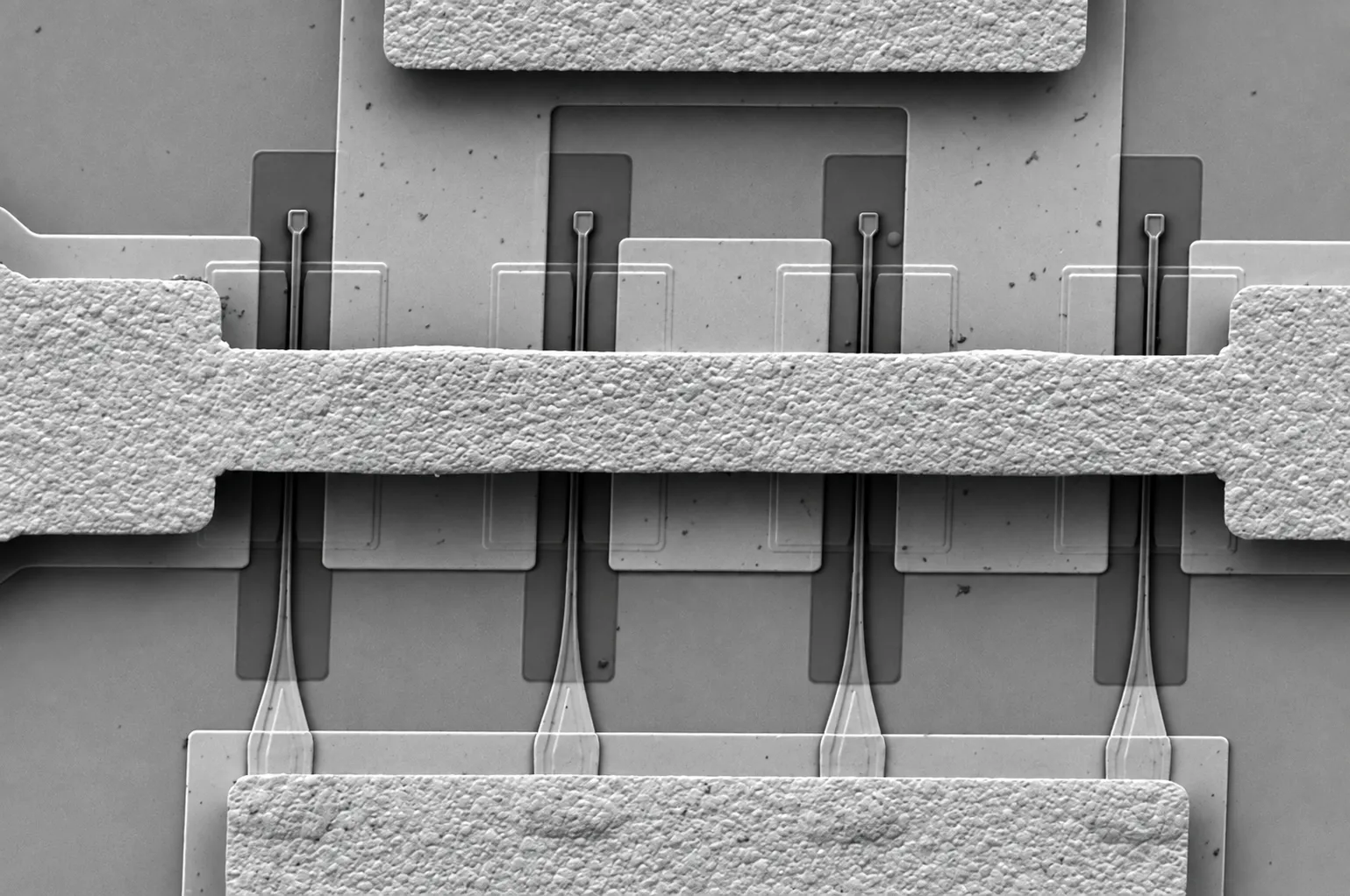SEM image of a HEMT semiconductor device structure