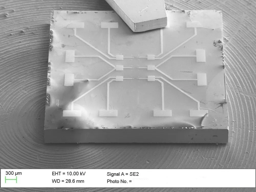 SEM image of a microfabricated measurement chip with patterned metallisation and contact structures