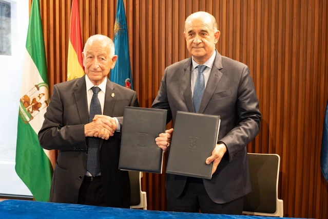 Firma para la implantación de la Policía Nacional en Roquetas de Mar