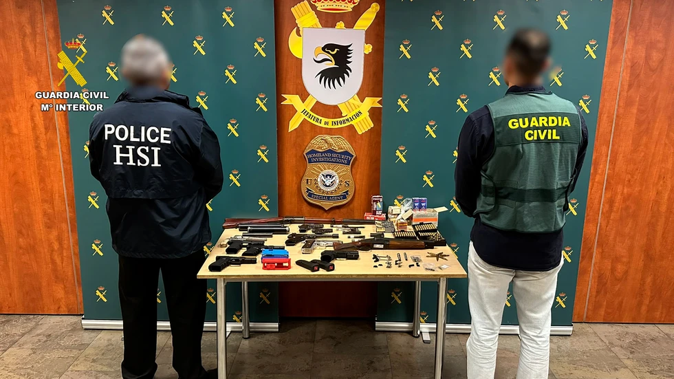 Agentes de la agencia federal estadounidense Homeland Security Investigations (HSI) y de la Guardia Civil durante la intervención de numerosas armas de fuego / TVi