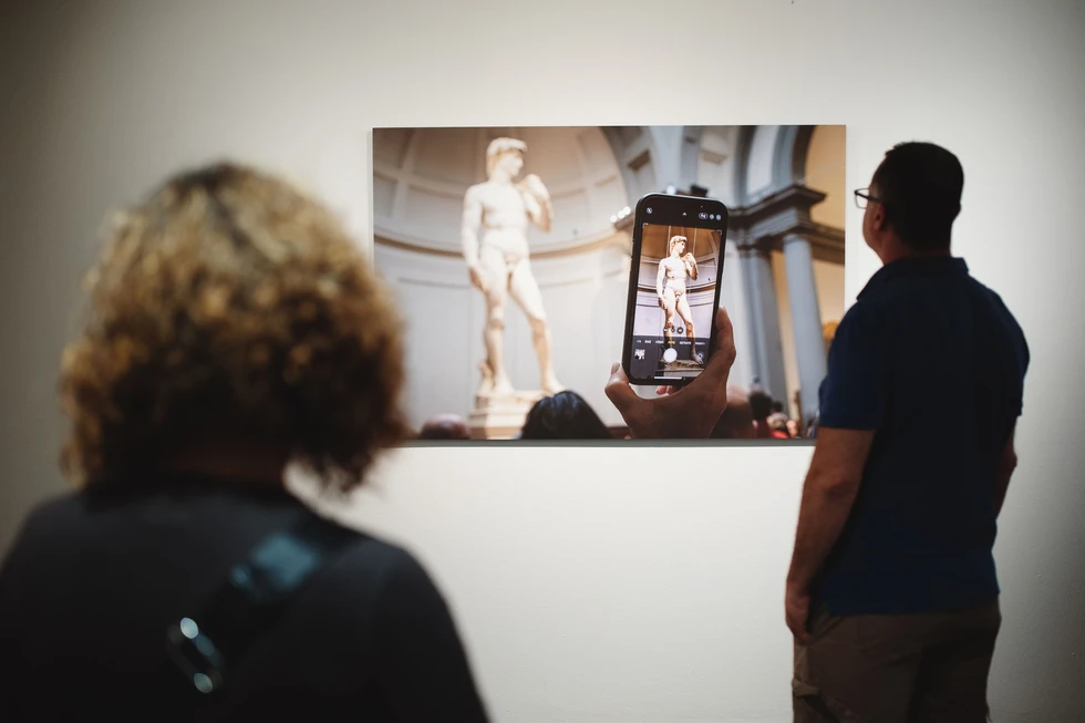 Exposición «Entre la obra y la mirada» de David Cabrera Guillén / TVi