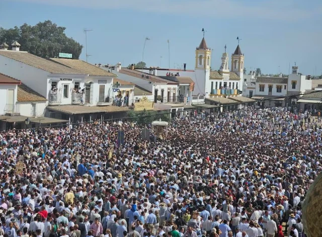 La Blanca Paloma regresa a su ermita tras una procesión de más de diez horas y miles de fieles