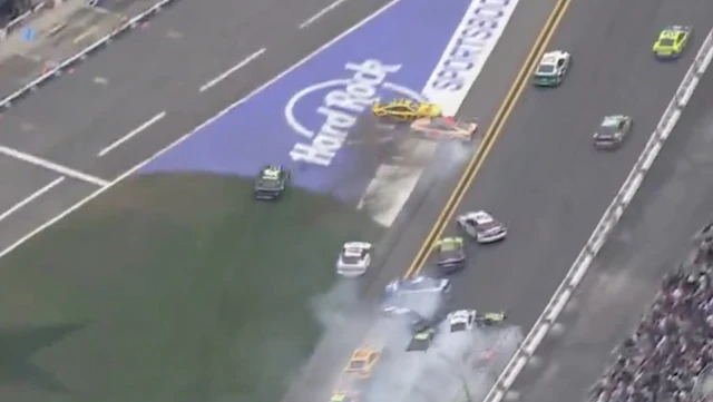 Aparatoso accidente involucra a 20 conductores en una carrera