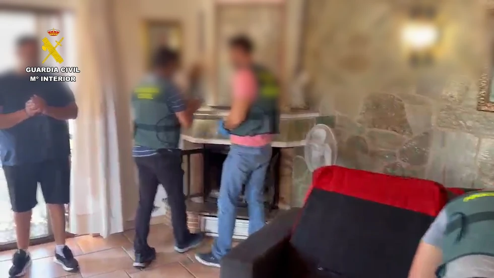 Guardias civiles realizan un registro domiciliario