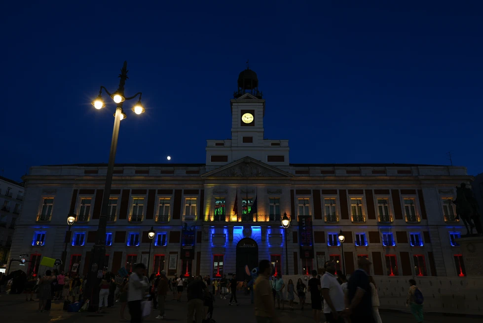 La fachada de la Real Casa de Correos de Madrid se ilumina con los colores de la bandera de Venezuela