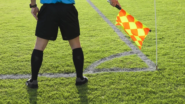 Futbolista agrede brutalmente a un juez de línea y lo deja tendido en el campo