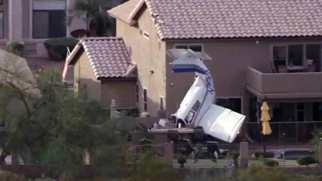 Momento en que una avioneta se estrella en el patio de una casa
