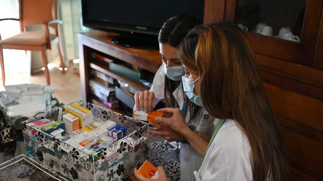 El Hospital Gregorio Marañón lleva la atención farmacéutica presencial al domicilio de pacientes