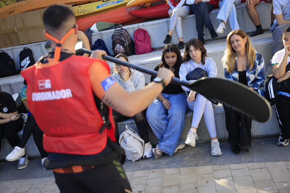 La consejera Dávila ha participado en una de las ofertas de actividades de  ocio educativo junto a 60 alumnos del Colegio Santísimo Sacramento