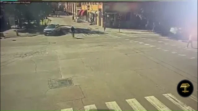 Momento en que un coche embiste a una multitud en Italia