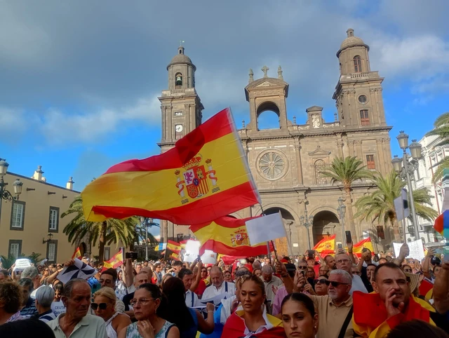 Miles de canarios apoyan a Ceuta en la Plaza de Santa Ana en Las Palmas de Gran Canaria