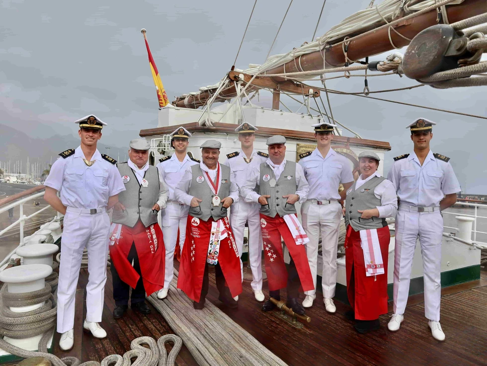 La Cofradía del Cocido Madrileño inicia su viaje rumbo a Nueva York a bordo del Juan Sebastián de Elcano