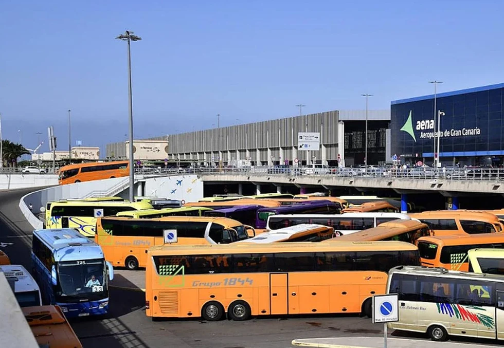 Canarias logra que Aena suspenda el aparcamiento de pago para guaguas