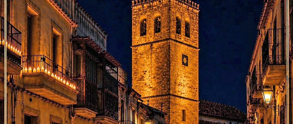 El casco de Alcalá del Río iluminado con velas  / Antonio Rendón