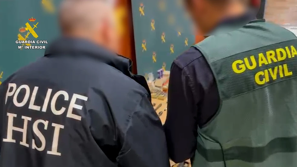 Agentes de la agencia federal estadounidense Homeland Security Investigations (HSI) y de la Guardia Civil durante la intervención de numerosas armas de fuego / TVi