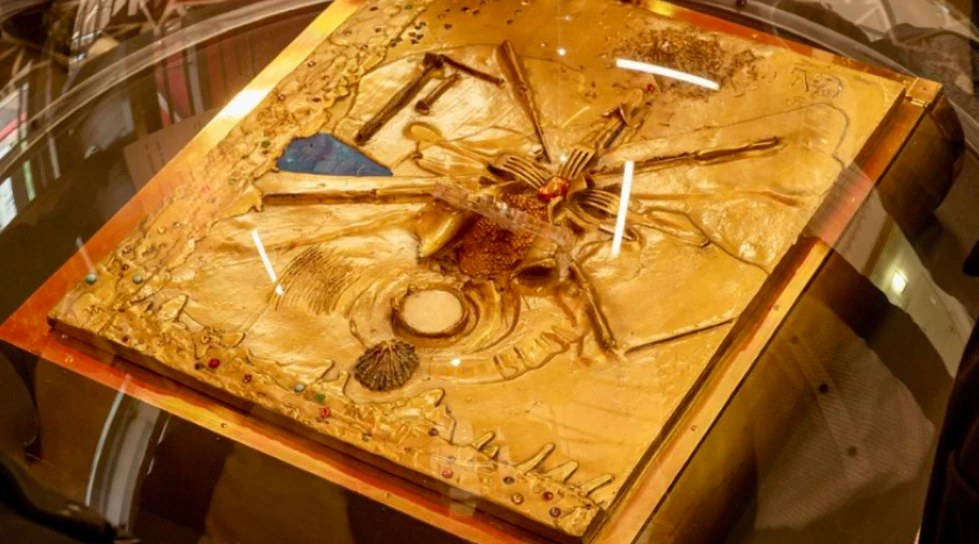 Roban un libro de 210 kilos cuya cubierta de bronce fue creada por Salvador Dalí / TVi