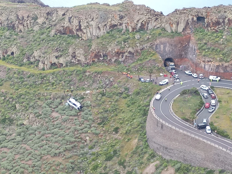 Un muerto y 14 heridos al precipitarse una guagua de turistas británicos por un terraplén en La Gomera