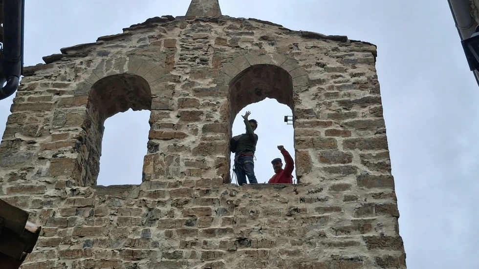 Esculturas Bronzo instala en Peroblasco una campana en honor a la recuperación de la aldea