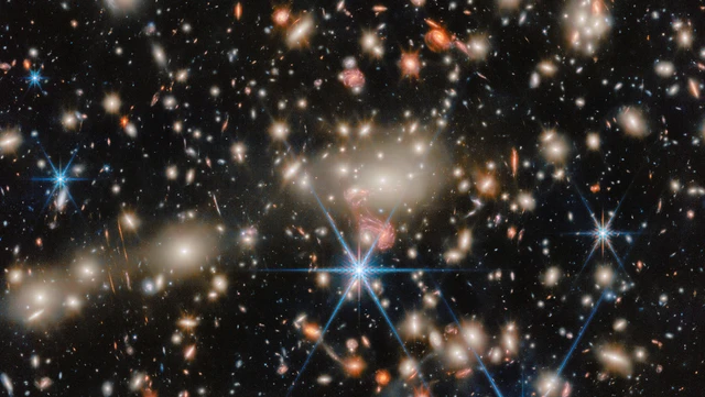 Captan una intrigante galaxia que puede resolver el misterio de los 'pequeños puntos rojos'