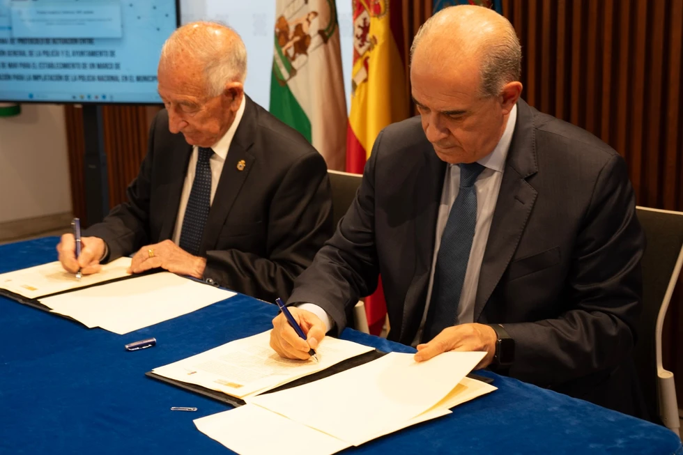 Firma para la implantación de la Policía Nacional en Roquetas de Mar