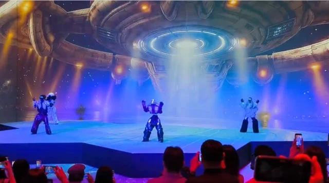Robots humanoides bailan K-pop