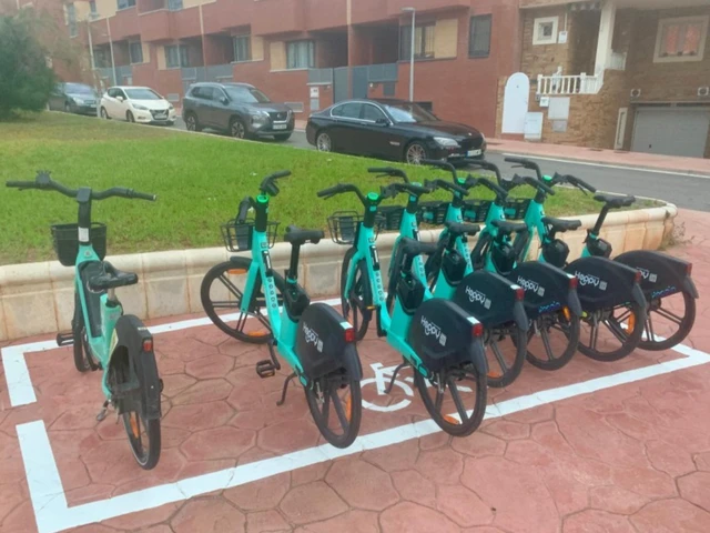 Almería crea 25 nuevos puntos de aparcamientos para bicicletas en diferentes barrios