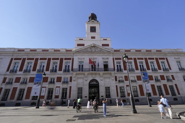 Madrid engalana las fachadas de sus sedes institucionales por la visita del Papa León XIV
