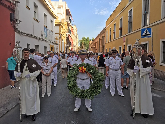 La imagen de Nuestra Señora del Carmen de Calatrava inicia su tradicional procesión fluvial por el Guadalquivir