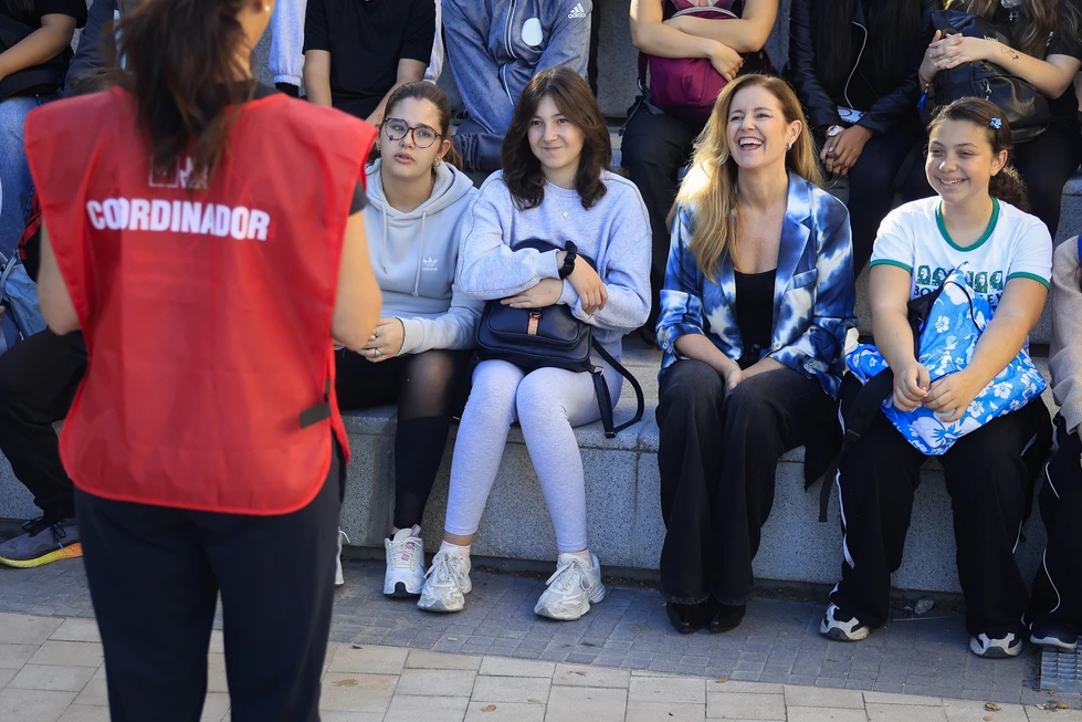 La consejera Dávila ha participado en una de las ofertas de actividades de  ocio educativo junto a 60 alumnos del Colegio Santísimo Sacramento