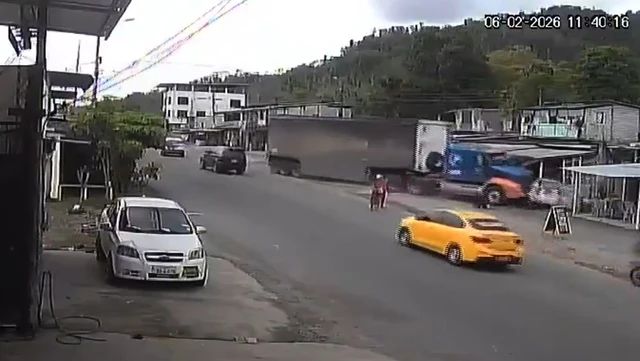 Camión fuera de control arrasa todo a su paso a gran velocidad y se estrella contra una casa