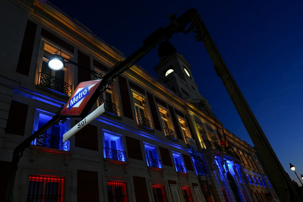 La fachada de la Real Casa de Correos de Madrid se ilumina con los colores de la bandera de Venezuela