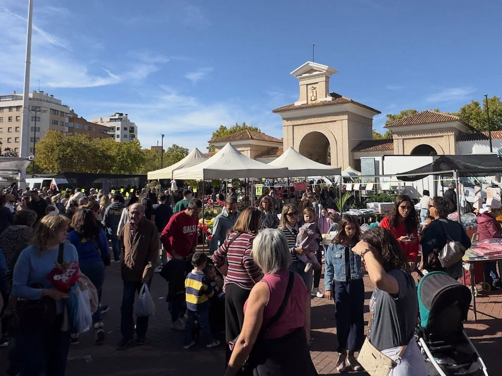 El mercadillo de "Los Invasores" de Albacete recibe gran afluencia de público