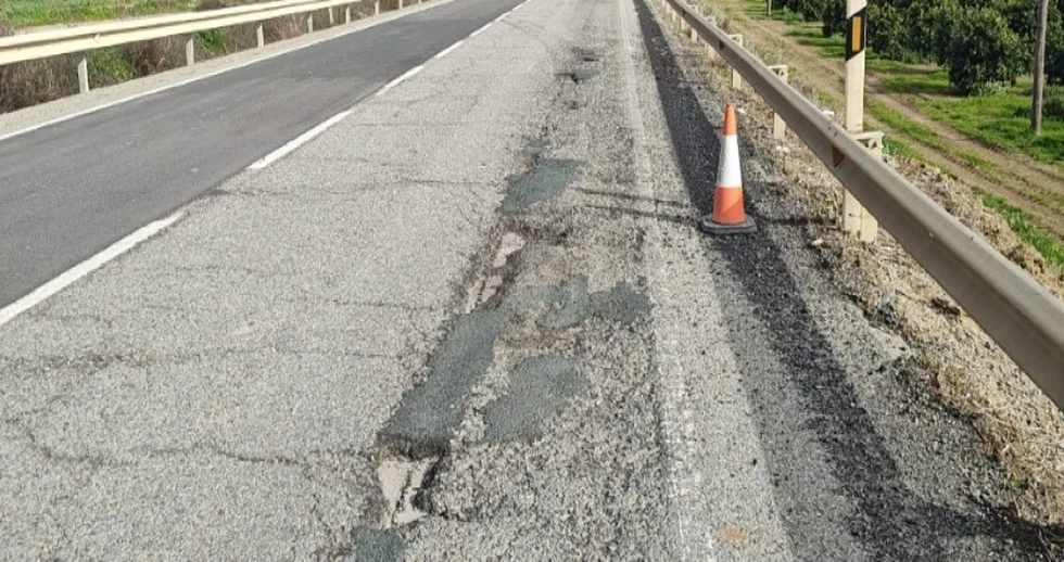 Estado de la carretera en Alcalá del Río (Sevilla)  / Antonio Rendón