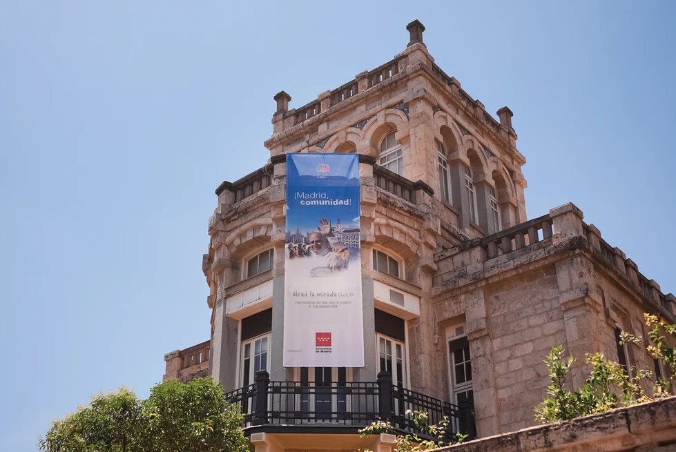 Madrid engalana las fachadas de sus sedes institucionales por la visita del Papa León XIV