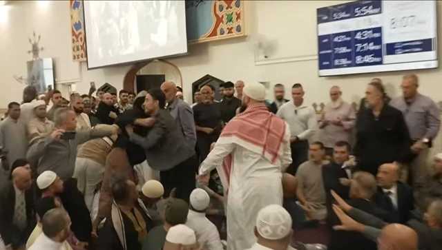 Echan al primer ministro australiano de una mezquita al grito de "perro putrefacto" y "genocida"