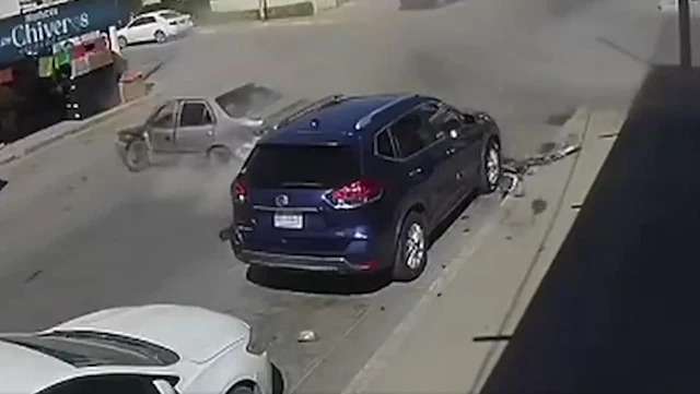 Tras un fuerte choque un coche termina en un restaurante repleto