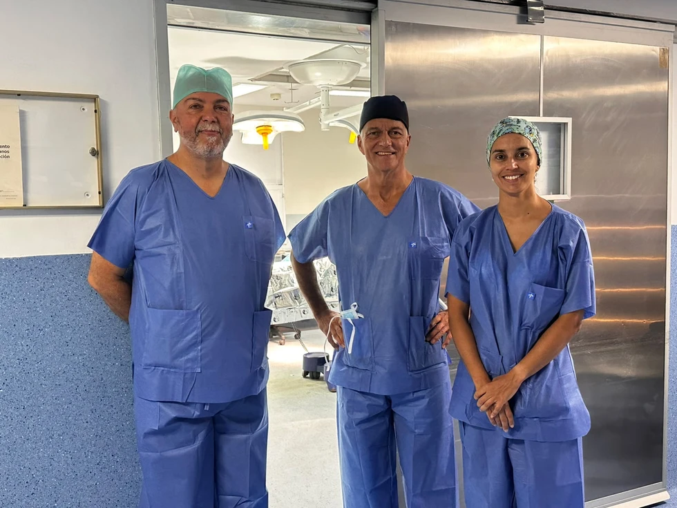 La doctora Beatriz Díaz-Casanova, junto al doctor Matías Gómez y al doctor Manuel Rapariz, jefe del Servicio de Urología del Hospital Universitario Vithas Las Palmas.