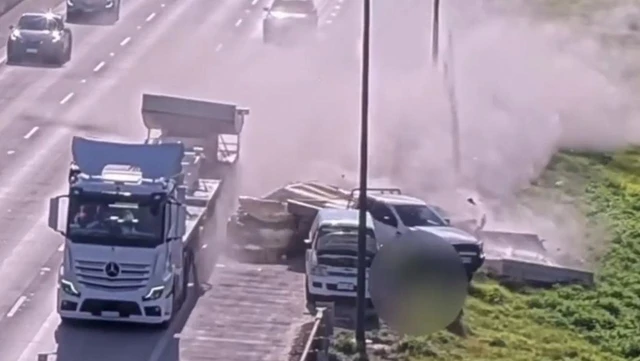 Camión que transportaba losas de hormigón provoca el caos al perder parte de su carga