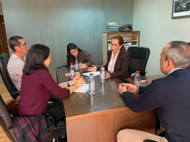 Diputada del Común escucha al vecindario de Guisguey por la falta de agua, transporte y conectividad