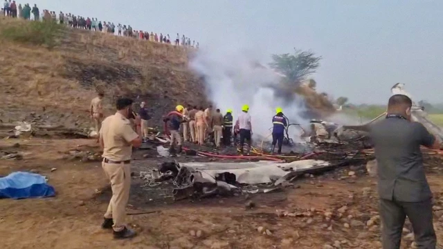 Se estrella un avión con un alto cargo indio a bordo matando a cinco personas