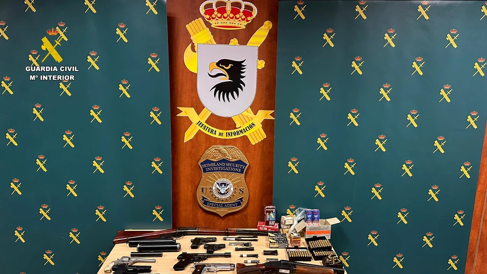 Agentes de la agencia federal estadounidense Homeland Security Investigations (HSI) y de la Guardia Civil durante la intervención de numerosas armas de fuego / TVi