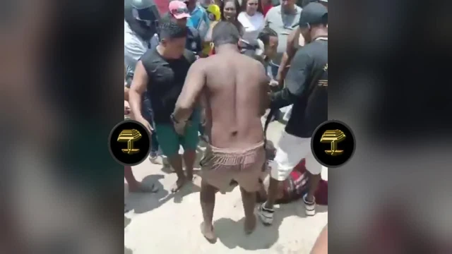 Una multitud golpea a un hombre acusado de realizar actos inapropiados con una menor