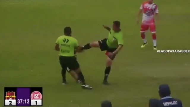 De la tarjeta roja a una patada, la insólita acción de un árbitro en pleno partido